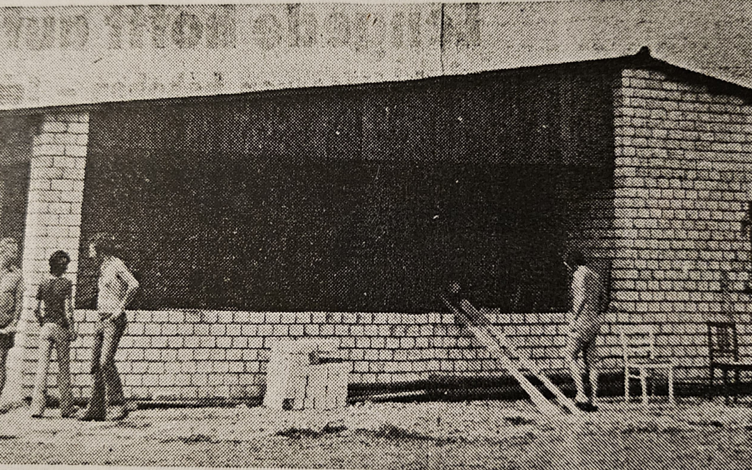 Mitglieder des Lengeder Schäferhundevereins beim Bau des neuen Klubheims in den 1970er Jahren.